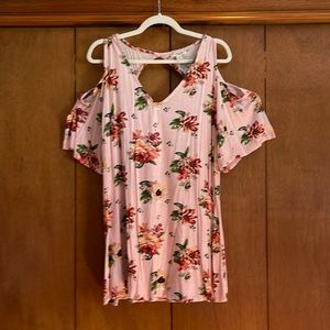 ⭐️Cold shoulder top with cut out back. Size 2x